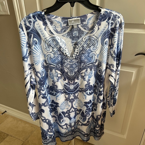 JM Collection Blue and White 3/4 sleeve top - Picture 1 of 4